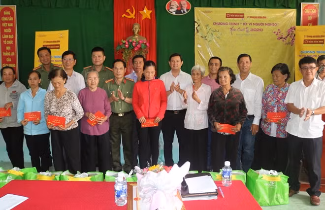 Đoàn công tác cùng chính quyền địa phương và Mạnh thường quân trao quà Tết cho người dân.