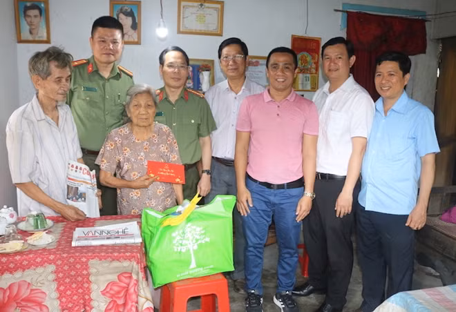 Phần quà Tết được trao tận tay gia đình ông Nguyễn Thanh Thảo và bà Lê Thị Tư.