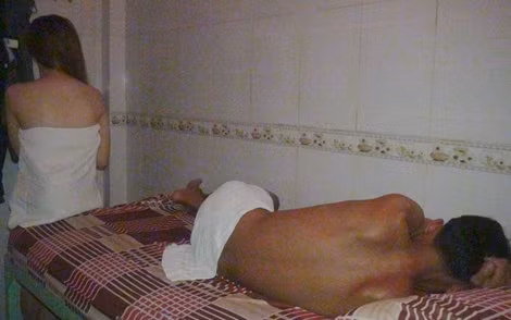 Nhân viên massage vừa bán dâm kiêm môi giới mại dâm ảnh 2