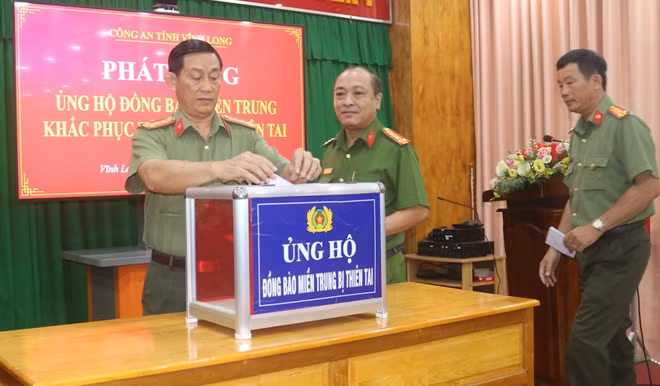 Công an tỉnh Vĩnh Long quyên góp 700 triệu ủng hộ người dân miền Trung.