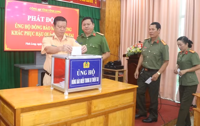 Lãnh đạo các phòng nghiệp vụ quyên góp ủng hộ, chia sẻ với người dân bị ảnh hưởng lũ lụt.