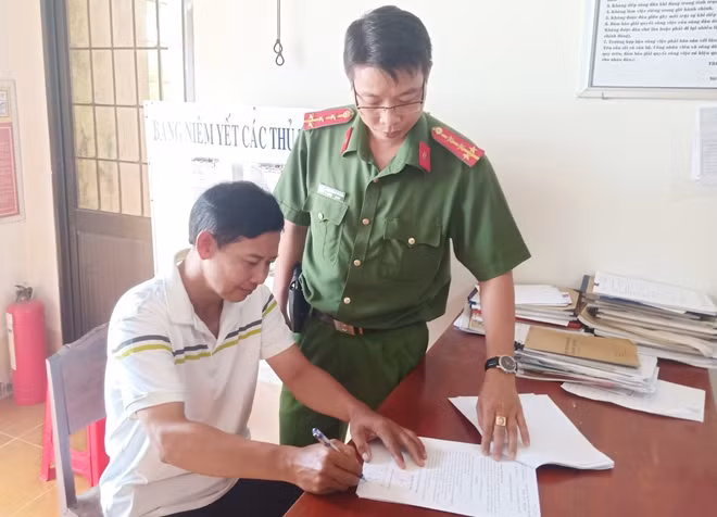 Lê Văn Dảnh ký nhận các quyết định của cơ quan tố tụng.