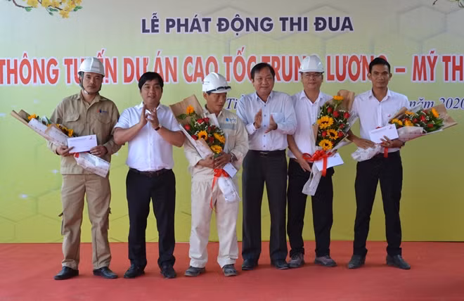 Lãnh đạo Sở Giao thông Vận tải Tiền Giang tặng hoa chúc mừng kỹ sư, công nhân thi công dự án.