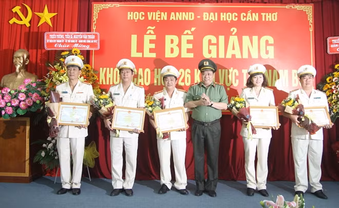 Thiếu tướng PGS.TS Lê Văn Thắng trao khen cho các cá nhân có thành tích xuất sắc.