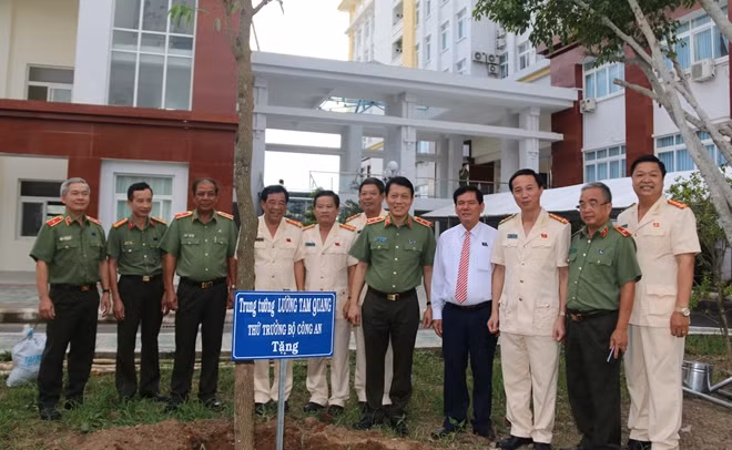 Thứ trưởng Lương Tam Quang, trồng cây lưu niệm tại Công an tỉnh Trà Vinh.