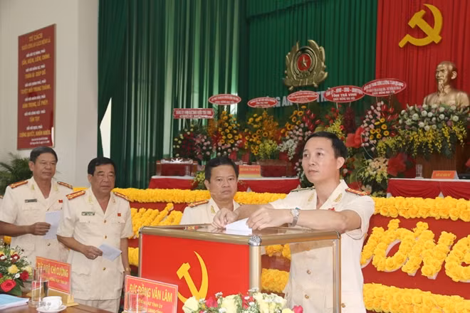 Ban Giám đốc Công an tỉnh Trà Vinh bỏ phiếu bầu Ban Chấp hành nhiệm kỳ 2020 - 2025.
