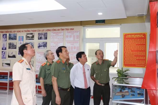 Thứ trưởng Lương Tam Quang cùng Bí thư Tỉnh ủy Trà Vinh Trần Trí Dũng, tham quan Phòng truyền thống Công an tỉnh Trà Vinh.