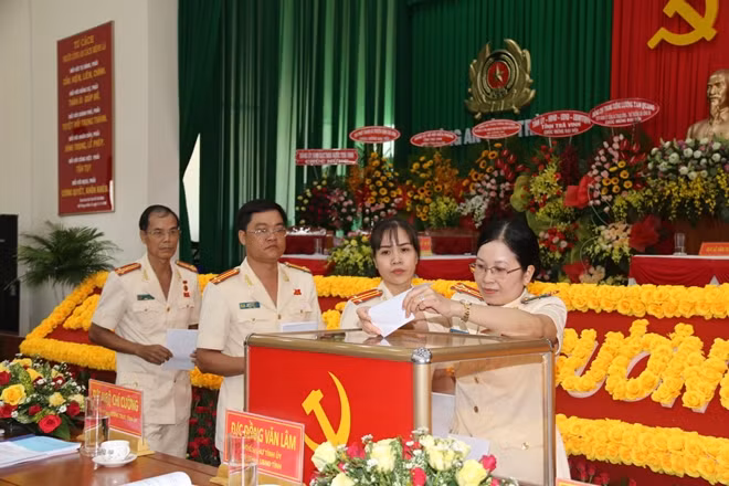 Các đại biểu dự đại hội bỏ phiếu bầu Ban Chấp hành khóa mới.