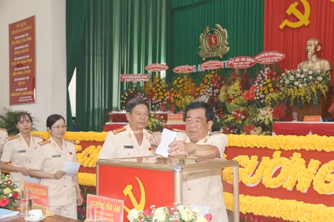 Các đại biểu bỏ phiếu bầu trực tiếp Bí thư tại đại hội.