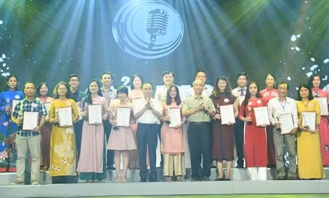 Ban Giám khảo lựa chọn những tác phẩm xuất sắc để trao giải thưởng cao nhất ở 6 thể loại.