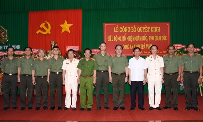 Thứ trưởng Nguyễn Văn Thành chụp ảnh cùng các đại biểu.