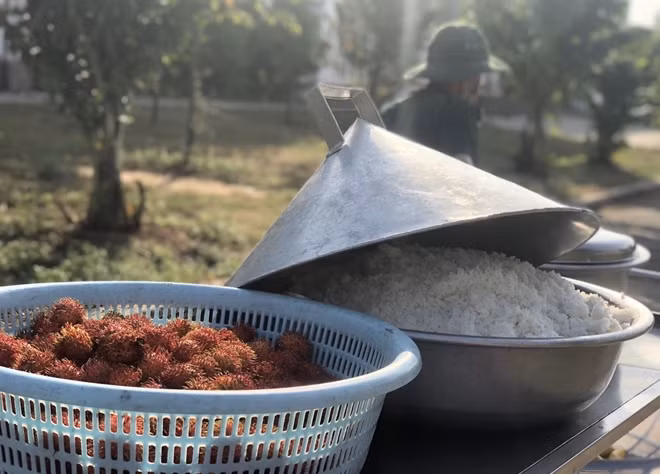 Cán bộ quân sự làm việc liên tục, đảm bảo bữa ăn hàng ngày, duy trì đều đặn việc thăm khám sức khỏe và xử lý các tình huống trong khu vực cách ly.