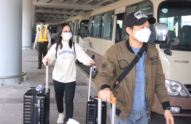 Sau khi kiểm tra y tế, các hành khách trên chuyến bay từ Hàn Quốc được Quân khu 9 bố trí phương tiện đưa đến nơi cách ly an toàn.