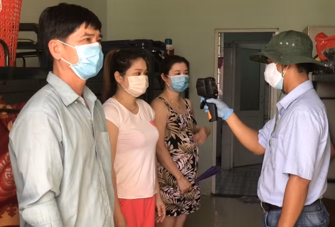 Mỗi ngày 2 lần, vào khoảng thời gian 8-9h và 15-16h, cán bộ y tế kiểm tra thân nhiệt những người đang cách ly.