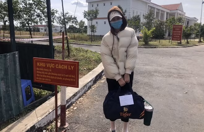 Chị Nguyễn Thị Hồng Nhạn, ngụ quận Ô Môn, TP Cần Thơ lấy chồng ở Hàn Quốc được đưa đến khu cách ly tại phòng 303. Những ngày qua, bà Hồ Thị Nga thường xuyên liên lạc với con gái qua điện thoại. Nhạn nhờ mẹ mua thêm đồ ăn, thông qua cán bộ nội vụ để chuyển đến khu cách ly.