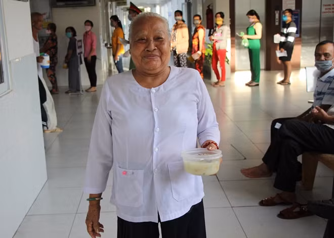 “Cháo mấy cô, chú Công an nấu rất thơm, lại vừa ăn. Bát cháo chất lượng, đảm bảo vệ sinh. Tôi rất vui và cảm động”, bà Nguyễn Thị Hậu nói khi nhận cháo.