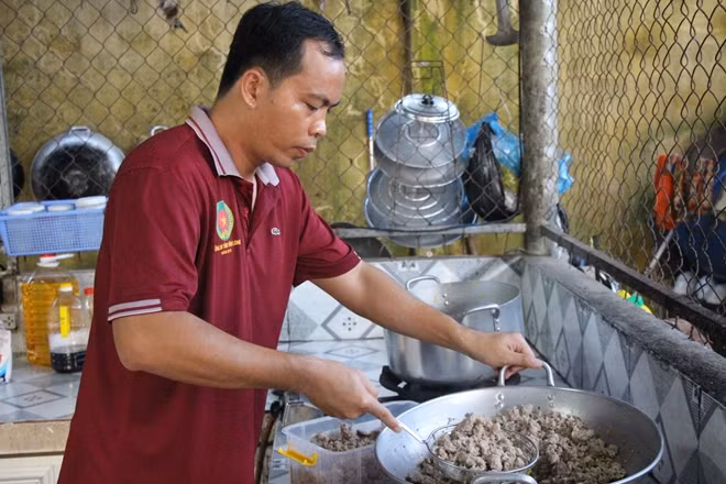 Thượng úy Nhân bày tỏ một lần chăm người thân, trong bệnh viện có phát cháo từ thiện nhưng là cháo chay. Người bệnh cần phải đảm bảo đầy đủ dinh dưỡng. Từ ý định đó, anh nảy ra ý tưởng nấu cháo thịt, kèm rau củ phát miễn phí cho bệnh nhân. Sau khi xây dựng kế hoạch chương trình “Bát cháo yêu thương”, đề xuất của Thượng úy Nhân nhanh chóng được lãnh đạo Công an thị xã Bình Minh đồng ý.