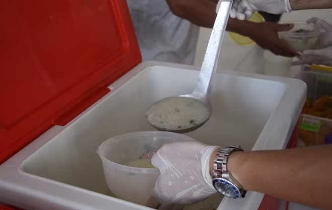 Nắp thùng cháo vừa mở, mùi thơm tỏa ra, ai cũng tấm tắc khen ngợi.