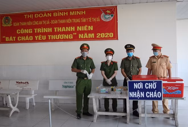 Các đoàn viên Công an khiêng cháo ra xe chở vào trung tâm y tế, kịp giờ phục vụ bữa sáng. Khi đến Trung tâm Y tế thị xã Bình Minh, Thượng úy Huỳnh Công Nhân cùng đồng đội nhanh chóng sắp xếp nơi phát cháo và tổ chức phun nước diệt khẩn, phòng dịch bệnh cho những người đến nhận.