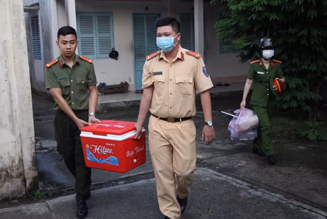 Nhóm thứ hai bắt tay từ lúc 5h sáng thứ năm. Thượng úy Huỳnh Công Nhân cùng đồng đội xuống nhà bếp hoàn thành nồi cháo thịt thơm ngon, đầy đủ dinh dưỡng, đảm bảo vệ sinh thực phẩm. Sau một giờ đồng hồ chế biến, nồi cháo được nấu chín. Thượng uý Huỳnh Công Nhân cùng đồng đội cho cháo vào hai thùng cách nhiệt. Thịt, bí đỏ cho vào hộp, gài nắp cẩn thận.