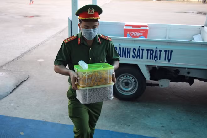“Chiều thứ tư sau khi làm xong nhiệm vụ, các anh em tranh thủ ra chợ mua nguyên liệu mang đến nhà bếp cơ quan để sơ chế”, Thượng uý Nguyễn Thành Lượng, Phó bí thư Đoàn thanh niên Công an thị xã Bình Minh chia sẻ. Chi phí mua nguyên liệu từ 1 đến 1,5 triệu đồng từ sự đóng góp của cán bộ chiến sĩ và nhà hảo tâm, chia được hơn 100 phần cháo. Các đoàn viên thanh niên chia làm hai nhóm. Tối thứ 4, một nhóm sơ chế bí đỏ, cà rốt, tẩm ướp thịt tại khu vực nhà bếp của Công an thị xã Bình Minh. Người rửa thịt, người cắt bí đỏ, hành lá, rất chuyên nghiệp.