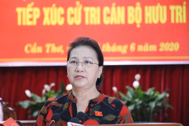 Chủ tịch Quốc hội Nguyễn Thị Kim Ngân trả lời cử tri tại buổi tiếp xúc.