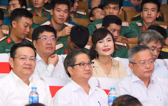 Lãnh đạo thành phố tham dự đêm văn nghệ gây quỹ ủng hộ đồng bào miền Trung.
