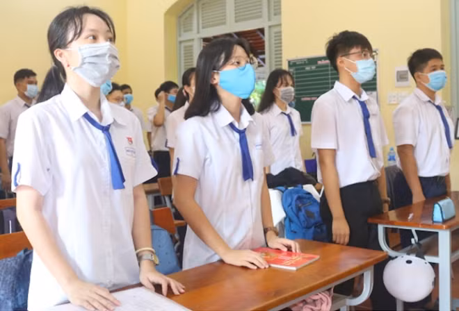 Học sinh khối THPT Cần Thơ đeo khẩu trang khi đến lớp.