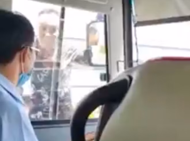 Nam tài xế cầm dao dọa chém người, sau đó chặt đứt gương chiếu hậu.