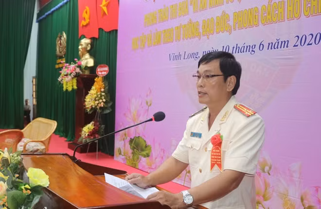 Thượng tá Trần Văn Vụ, Trưởng phòng Cảnh sát hình sự trình bày tham luận tại hội nghị.