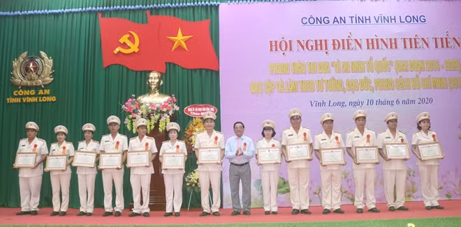 Ông Trần Hoàng Tựu, Phó Chủ tịch UBND tỉnh Vĩnh Long trao bằng khen cho các tập thể và cá nhân có thành tích xuất sắc.