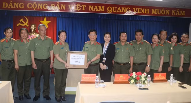 Trung tướng Nguyễn Văn Sơn cùng Đoàn công tác tặng một số trang thiết bị y tế cho Trạm Công an cửa khẩu sân bay Cần Thơ.