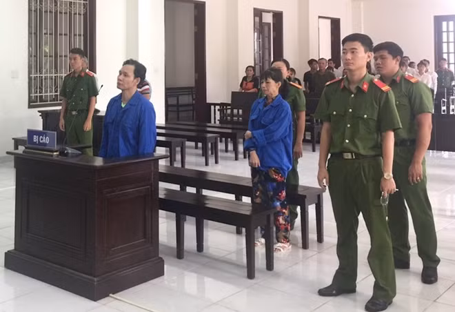 Đời cùng vợ tại phiên tòa.