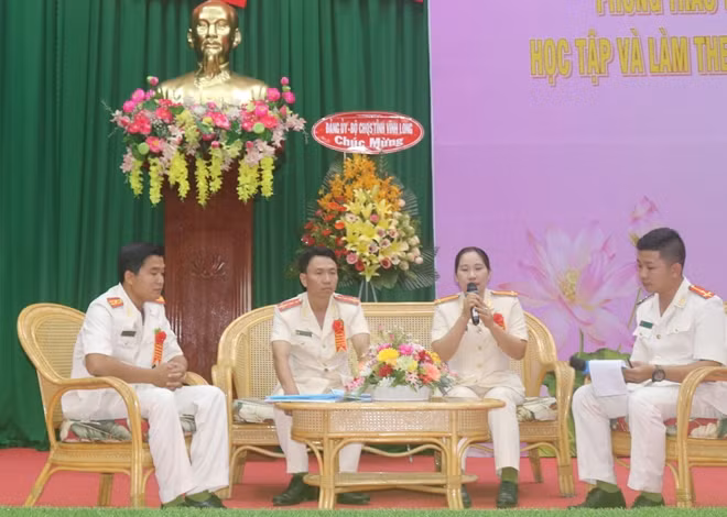 Giao lưu các điển hình tiên tiến tại hội nghị.