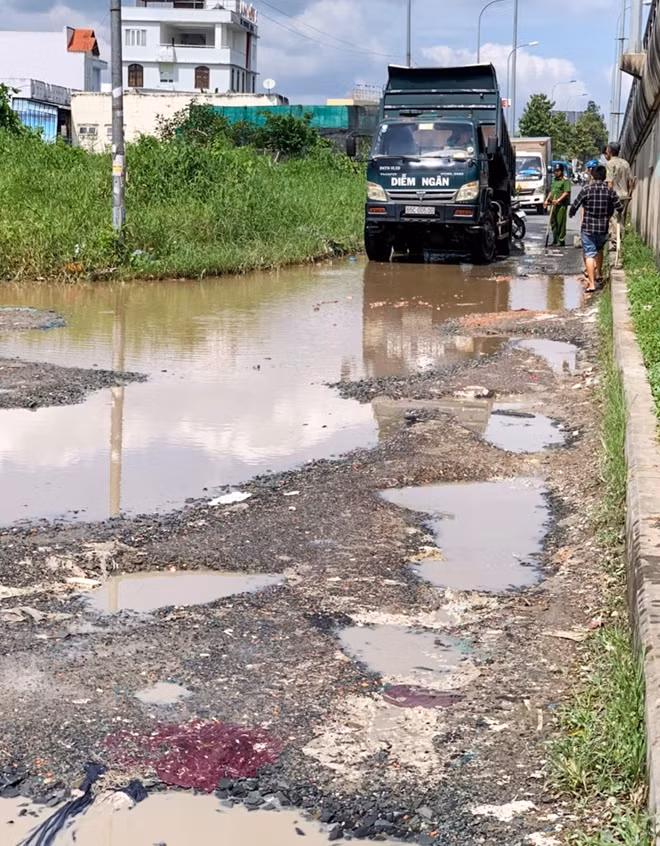 Hiện trạng đoạn đường bị hư hỏng sau triều cường.