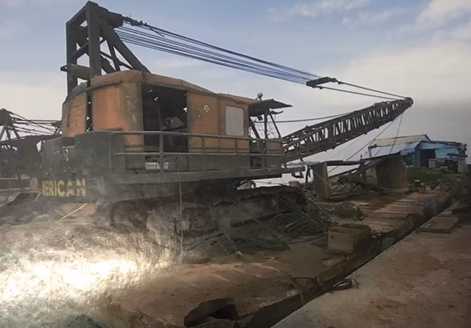 Sà lan số hiệu LA-02360 và cần trục bánh xích trên sà lan.