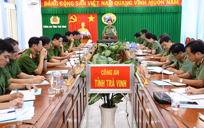 Đại tá Vũ Hoài Bắc, Giám đốc Công an tỉnh phát biểu chỉ đạo tại cuộc họp.