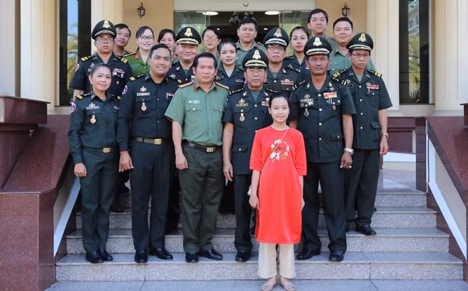 Các đại biểu dự buổi làm việc.