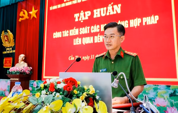 Đại tá Trần Văn Dương phát biểu và chúc mừng các học viên tại Hội nghị tập huấn.