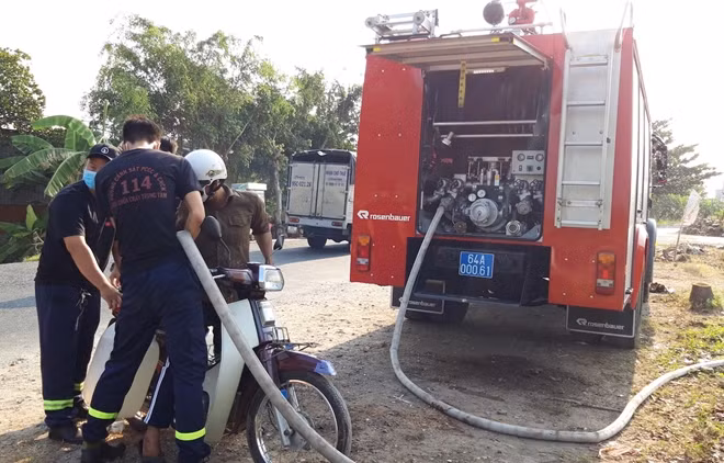 Công an tỉnh Vĩnh Long điều xe bồn, bơm nước ngọt cho người dân.