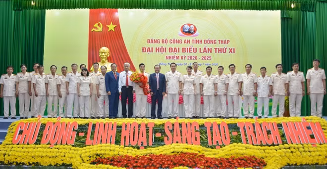 Ban Chấp hành Đảng bộ Công an tỉnh Đồng Tháp, khóa mới ra mắt Đại hội.