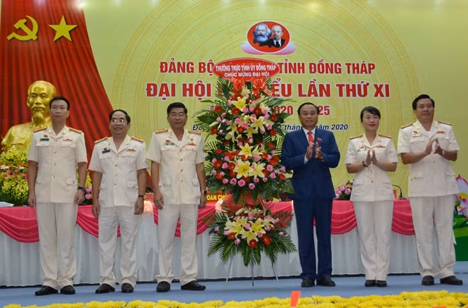Chủ tịch UBND tỉnh Đồng Tháp Nguyễn Văn Dương, tặng hoa chúc mừng Đại hội.