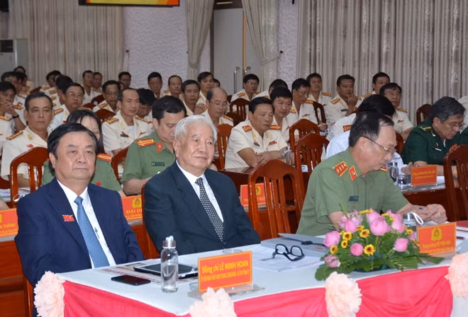 Đồng chí Lê Minh Hoan, Bí thư Tỉnh ủy Đồng Tháp cùng các đại biểu dự đại hội.