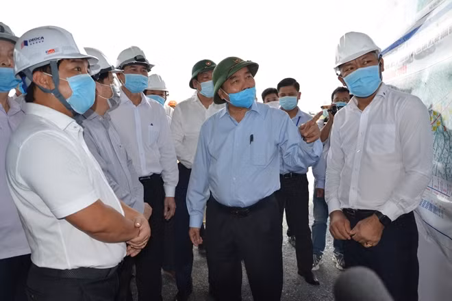 Thủ tướng Chính phủ Nguyễn Xuân Phúc kiểm tra thực tế gói thầu XL04, tại Tiền Giang.