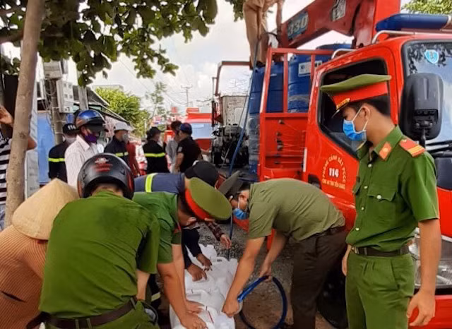 Cán bộ chiến sĩ bơm nước tặng người dân.