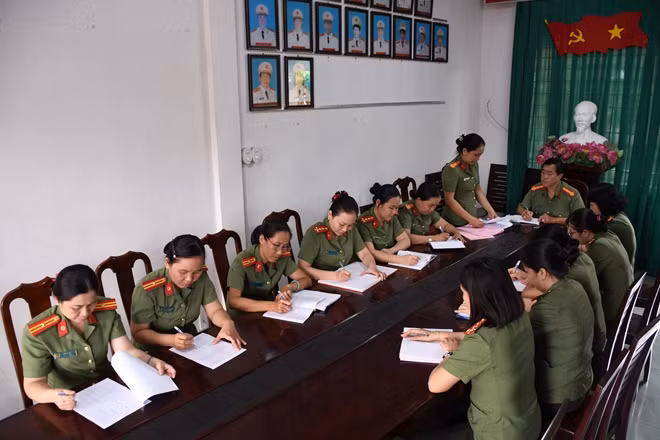 Hội Phụ nữ Phòng Công tác Đảng và Công tác Chính trị tổ chức phát động học tập gương dũng cảm của các đồng chí hy sinh khi thực hiện nhiệm vụ. Ảnh Trọng Tín.