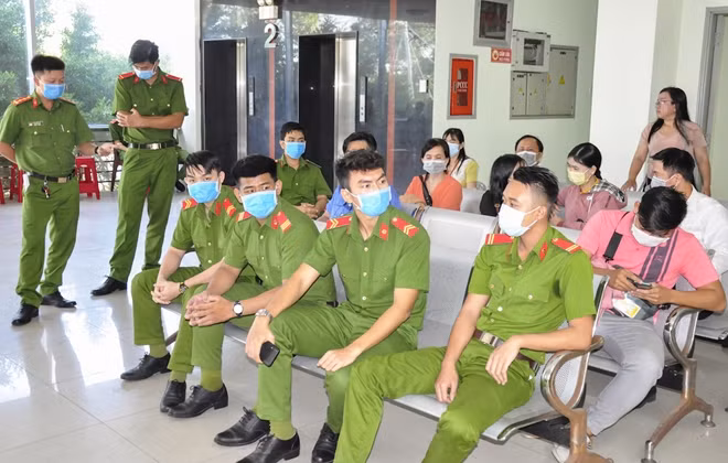Cán bộ chiến sĩ Công an thành phố tập trung từ sáng sớm để đăng ký tham gia hiếu máu.