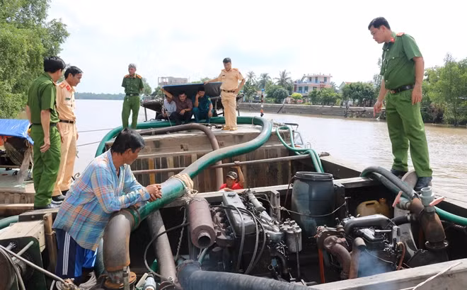 Lực lượng Công an kiểm tra chiếc ghe vi phạm.