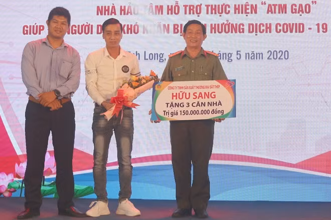 Đại tá Phan Ngọc Tính nhận bảng tượng trương, trao tặng 3 căn nhà tình nghĩa.