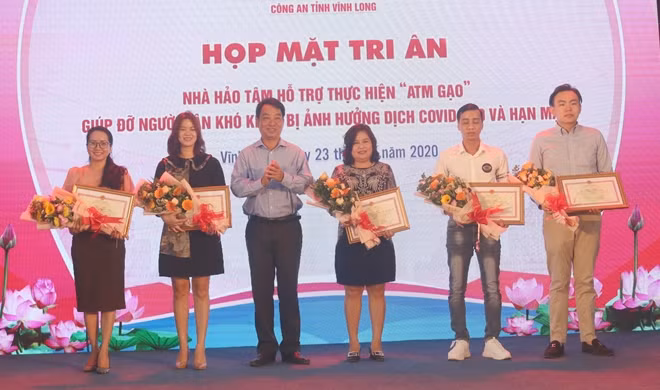 Chủ tịch UBND tỉnh Vĩnh Long tặng bằng khen cho các tập thể, cá nhân.